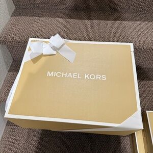 🎁 Elegant Michael Kors Gift Box – Perfect for Gifting